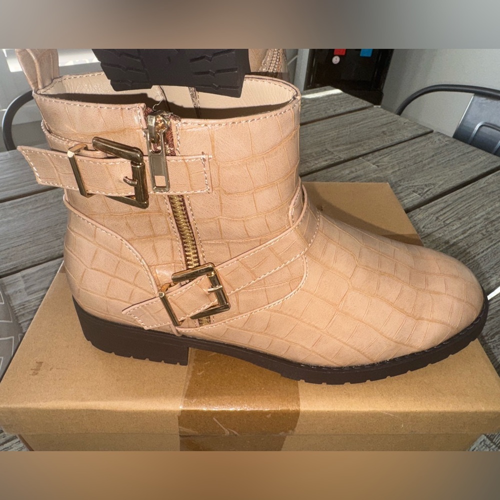 NWT Women’s Tan Biker Buckle Ankle Booties, Double Strap with Zippers, Sz 9